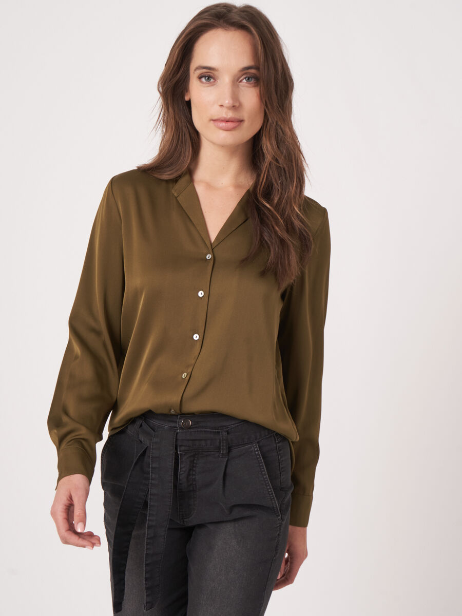 Seidenbluse mit geschlitztem Rundhalsausschnitt image number 0