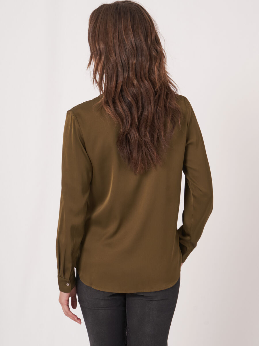 Seidenbluse mit geschlitztem Rundhalsausschnitt image number 1