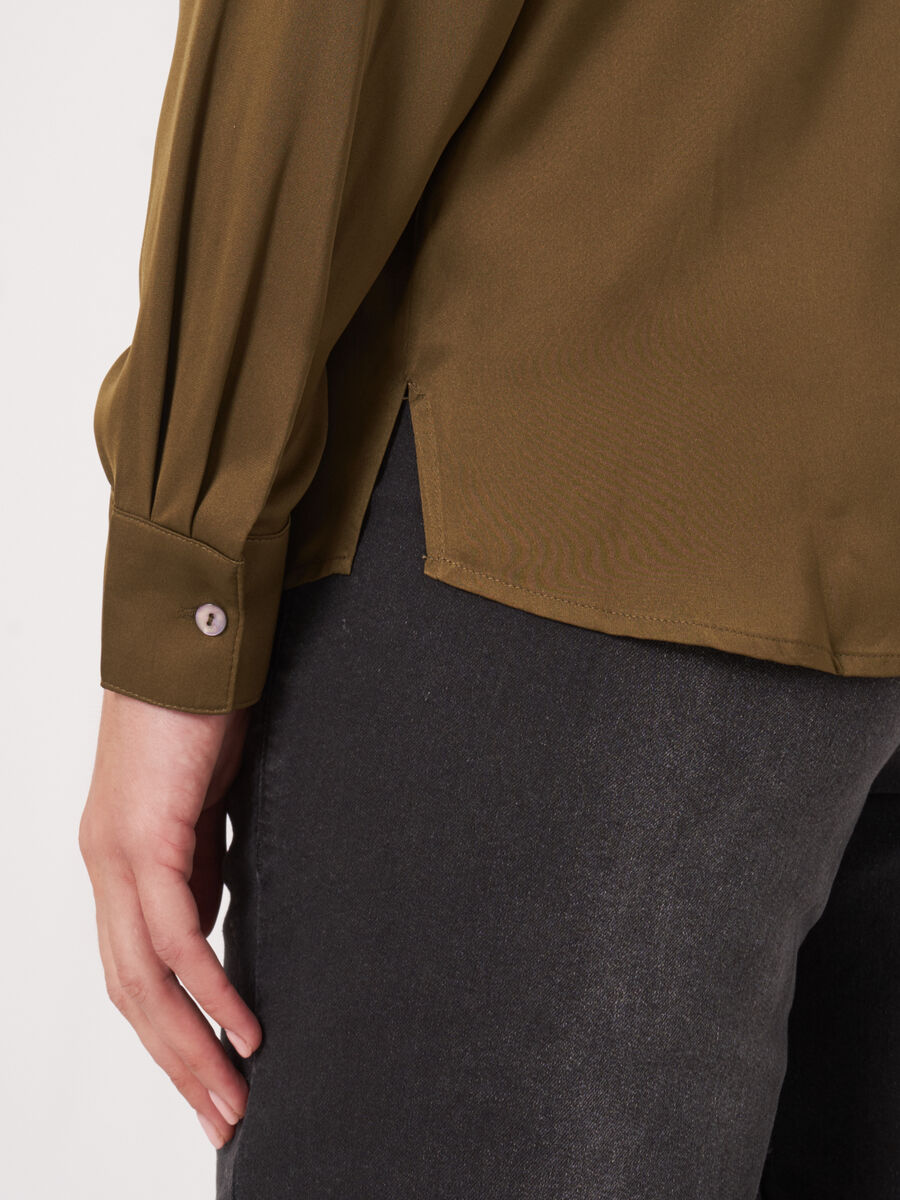Seidenbluse mit geschlitztem Rundhalsausschnitt image number 2