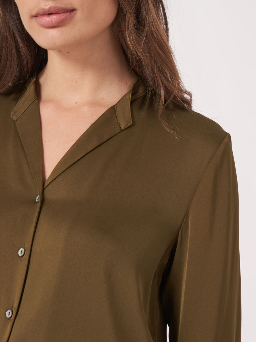 Seidenbluse mit geschlitztem Rundhalsausschnitt image number 3