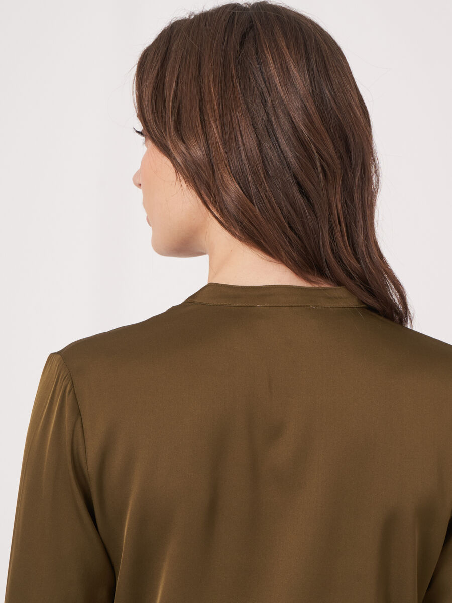 Seidenbluse mit geschlitztem Rundhalsausschnitt image number 4