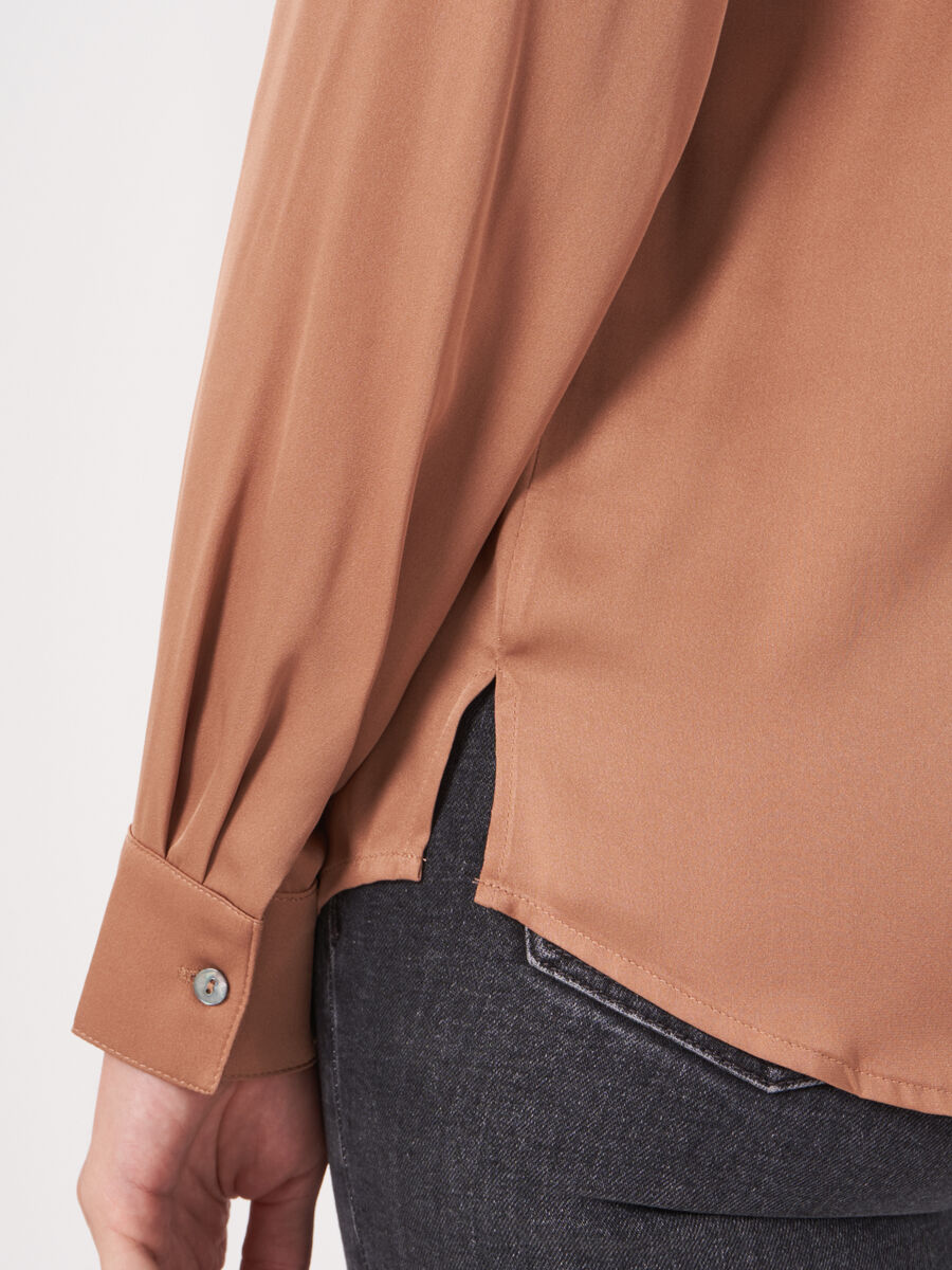 Seidenbluse mit geschlitztem Rundhalsausschnitt image number 3