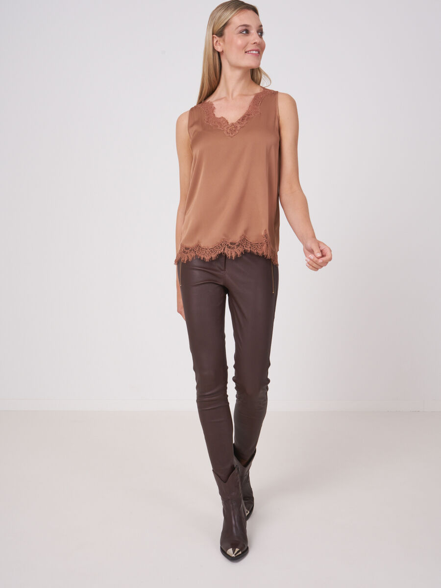 Top mit Spitzendetails aus elastischer Seide image number 3