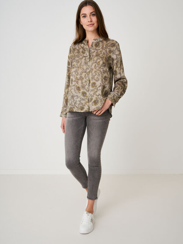 Stretch satin silk blouse in paisley leaves print with mandarin collar and fringed cuffs image number 3