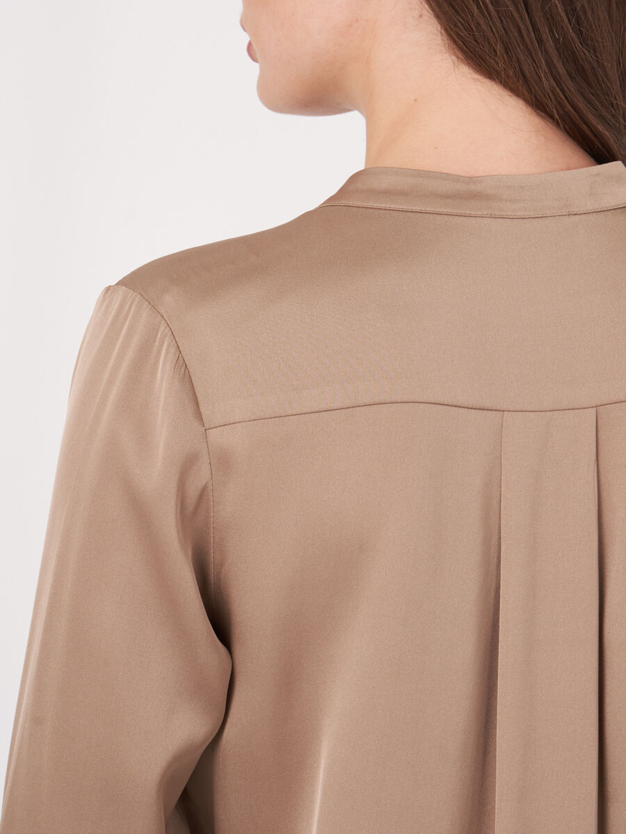 Chemisier en soie avec col mandarin image number 4