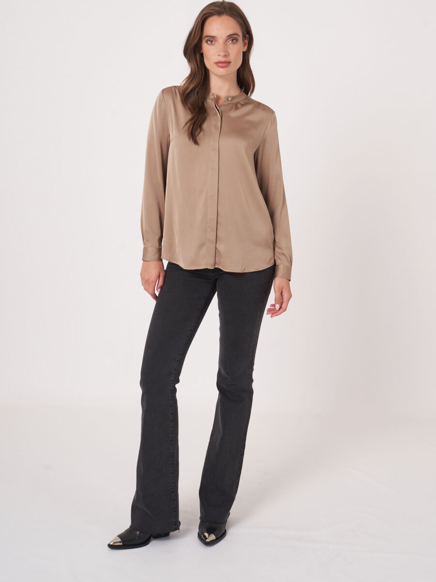 Chemisier en soie avec col mandarin image number 5