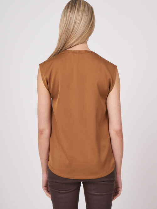 Mouwloze zijden top met ronde hals met splitje