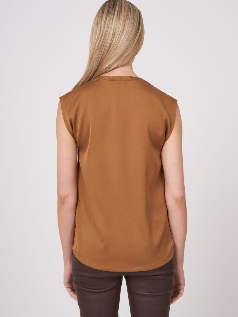 Mouwloze zijden top met hals met splitje image number 1