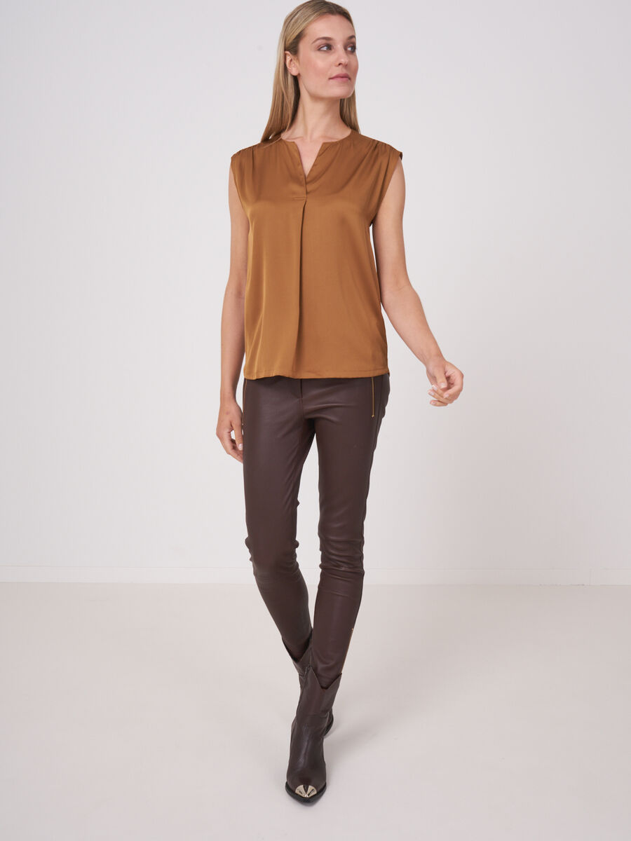 Mouwloze zijden top met hals met splitje image number 3