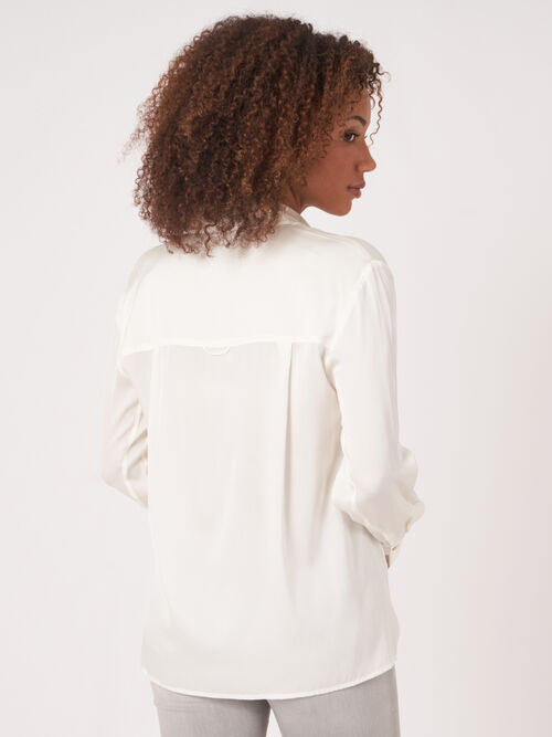 Luxe zijden blouse met zijsplitten
