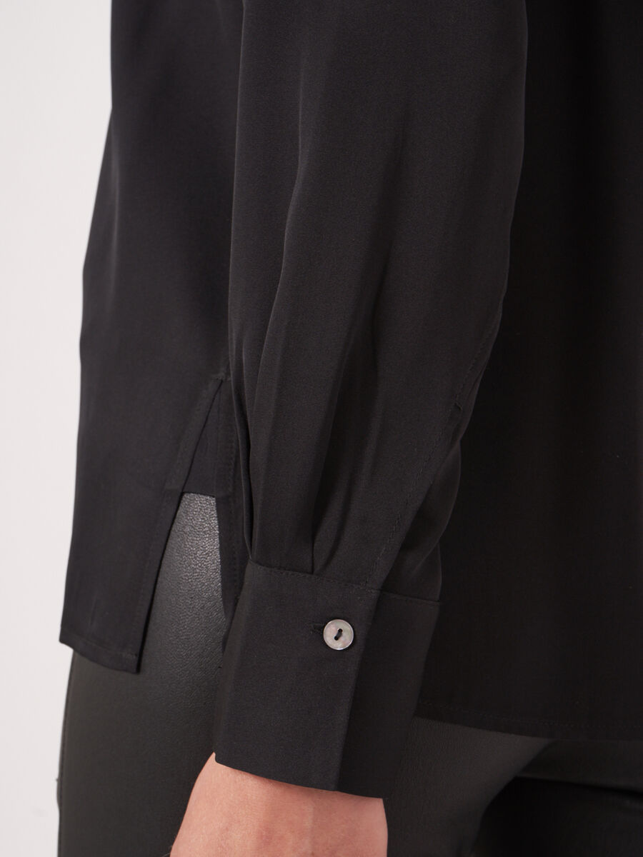 Luxe zijden blouse met zijsplitten image number 2