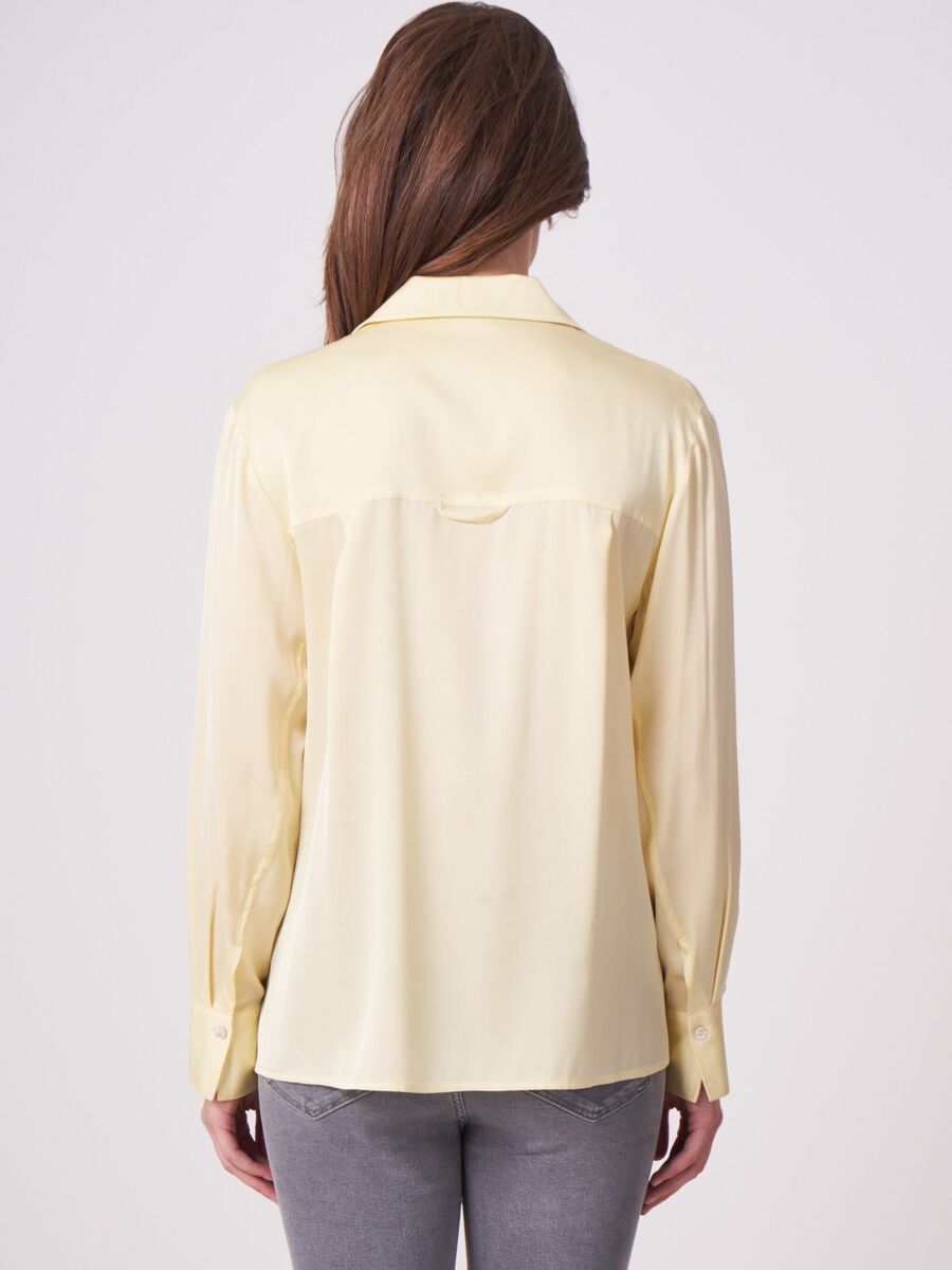 Luxe zijden blouse met zijsplitten image number 1