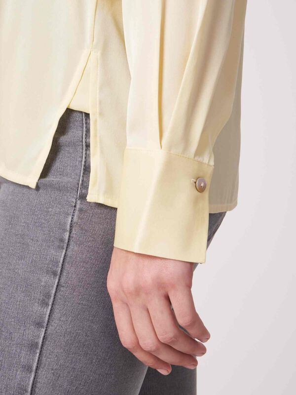 Chemise en soie femme &mdash; fentes c&ocirc;t&eacute;s & &eacute;l&eacute;gance repeat image number 2