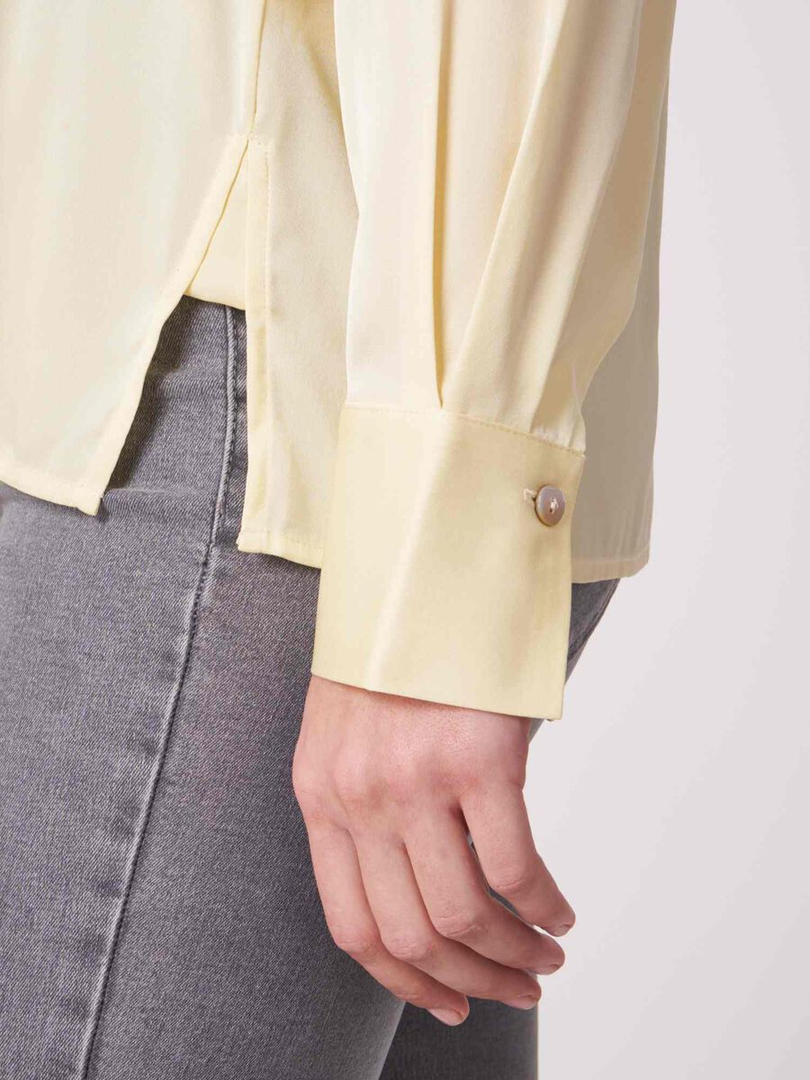 Luxe zijden blouse met zijsplitten image number 2