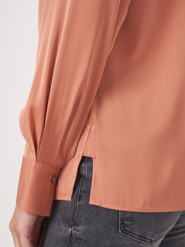 Luxe zijden blouse met zijsplitten image number 3