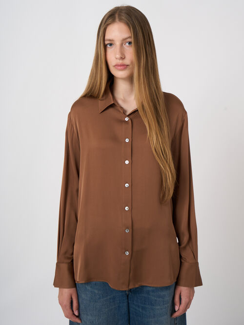 Blouse en soie stretch avec fentes c&ocirc;t&eacute;s