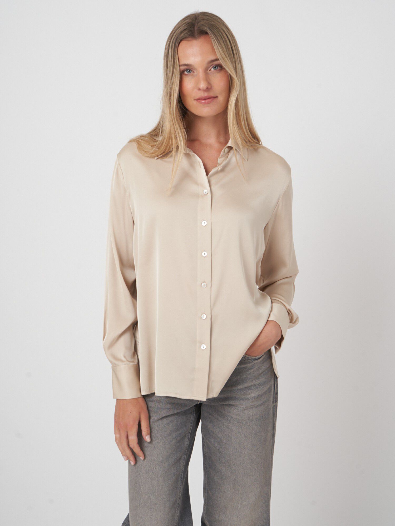 Luxe zijden blouse met zijsplitten afbeelding