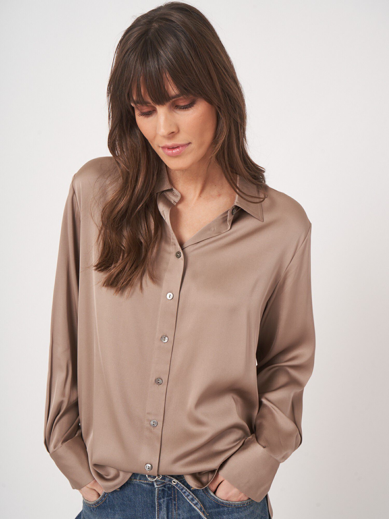 Luxe zijden blouse met zijsplitten afbeelding