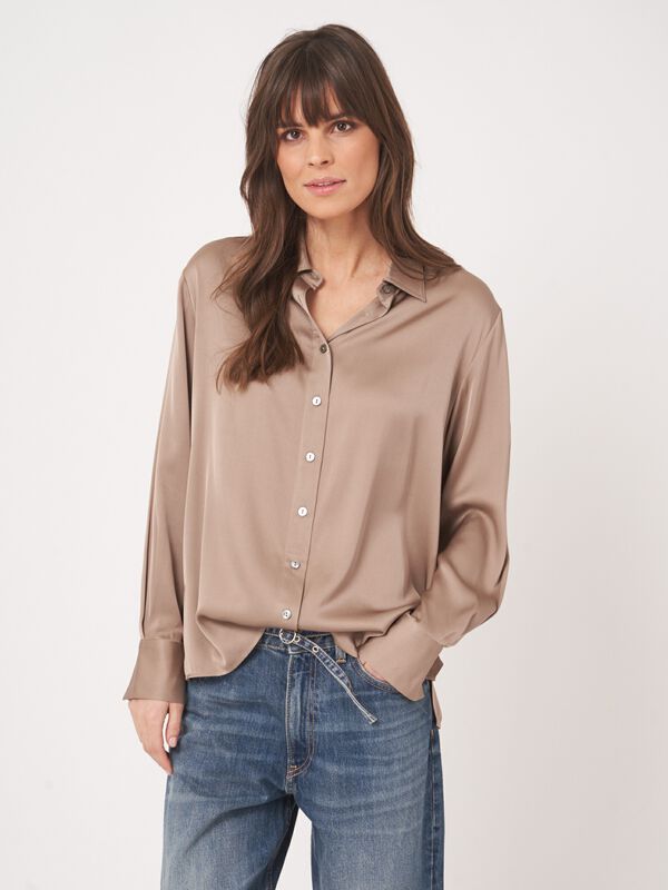Luxe zijden blouse met zijsplitten image number 1