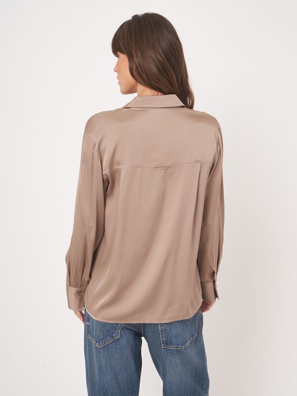 Luxe zijden blouse met zijsplitten image number 5