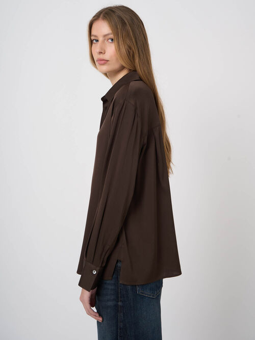 Blouse en soie stretch avec fentes c&ocirc;t&eacute;s