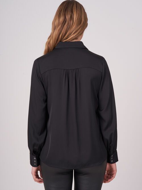 Zijden overhemd met knoopsluiting met gestoffeerde knopen