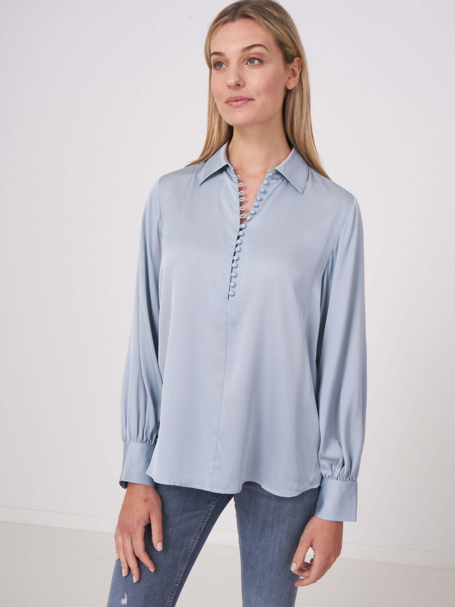 Silk shirt with button loop closure