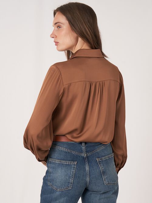 Zijden overhemd met knoopsluiting met gestoffeerde knopen