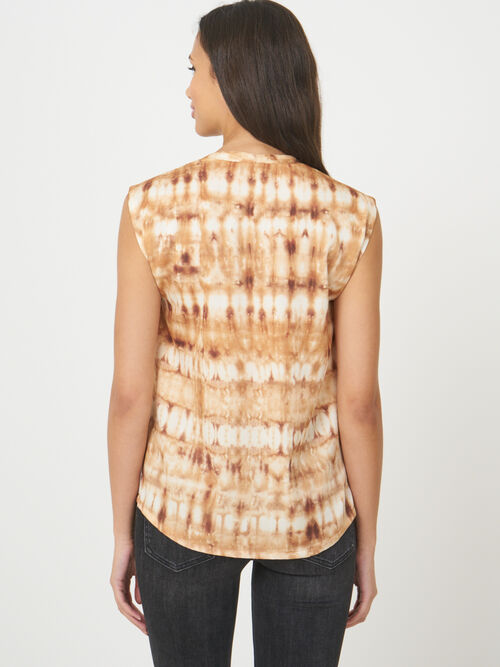 Mouwloze zijden top met tie dye print