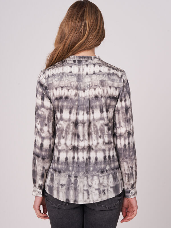 Geknoopte zijden blouse met tie dye print image number 1