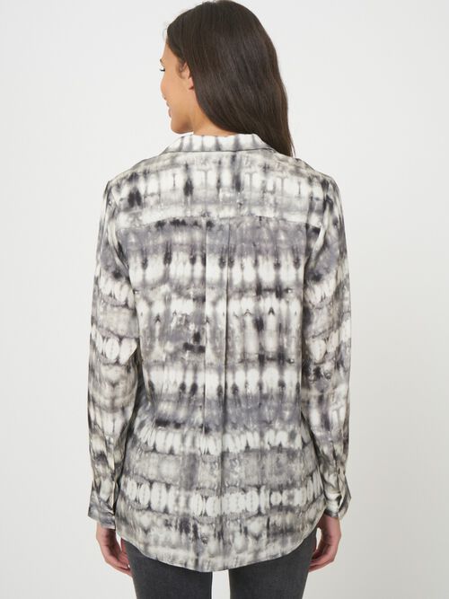 Tie-Dye-Seidenbluse mit Reverskragen