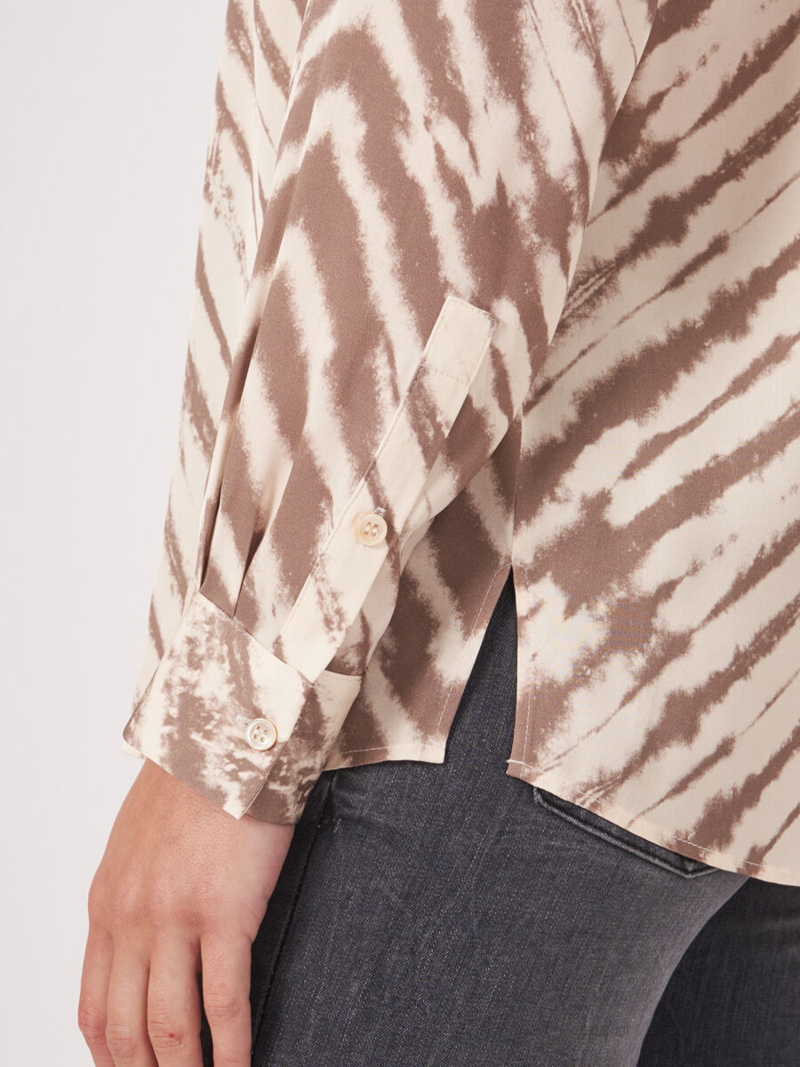 Seidenbluse in A-Linie mit Tie-Dye Muster und Reverskragen image number 3