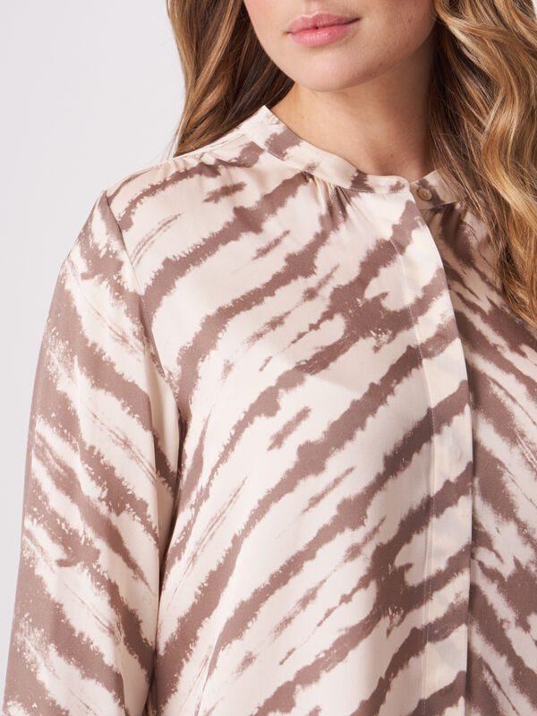 Chemisier imprim&eacute; tie dye avec col mandarin image number 2