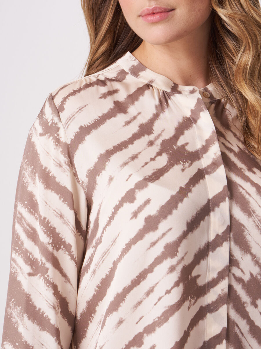 Seidenbluse in A-Linie mit Batikmuster und Mandarin-Kragen image number 2