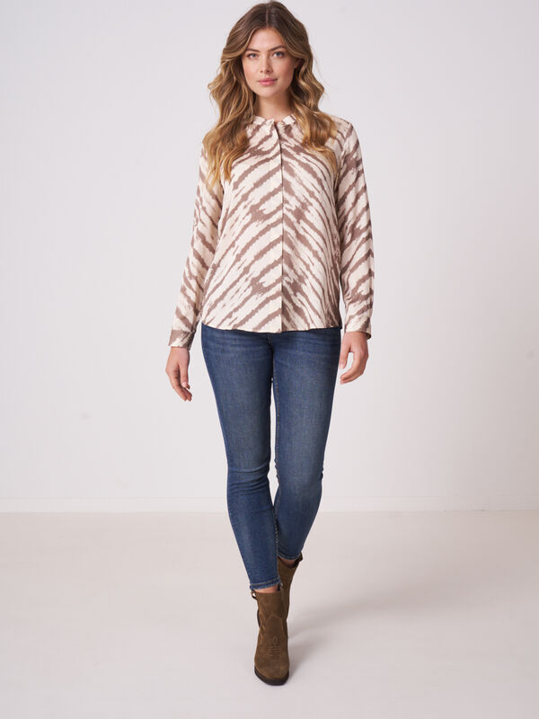 Chemisier imprim&eacute; tie dye avec col mandarin image number 3