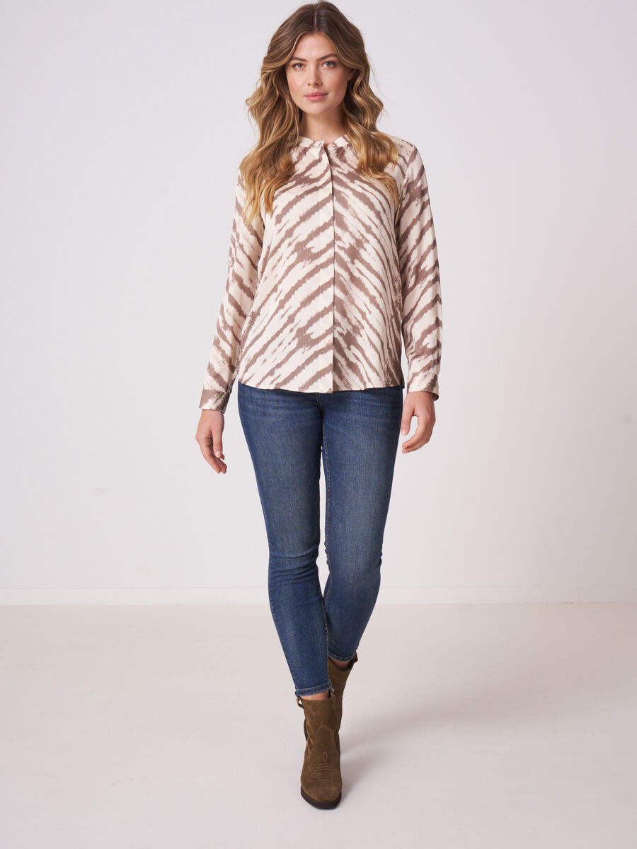 Seidenbluse in A-Linie mit Batikmuster und Mandarin-Kragen image number 3