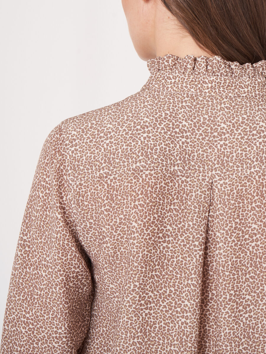 Blouse trapèze avec col montant volanté image number 3