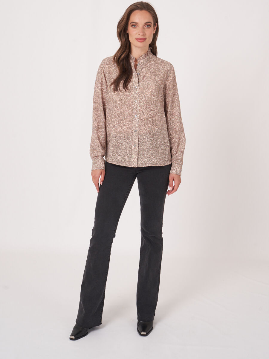 Blouse trapèze avec col montant volanté image number 4