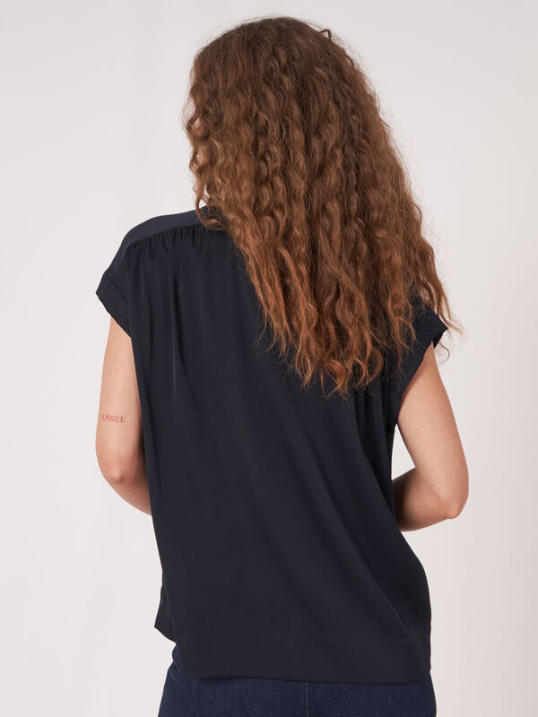 Oversized gekn&ouml;pftes Blusentop aus Seide image number 1