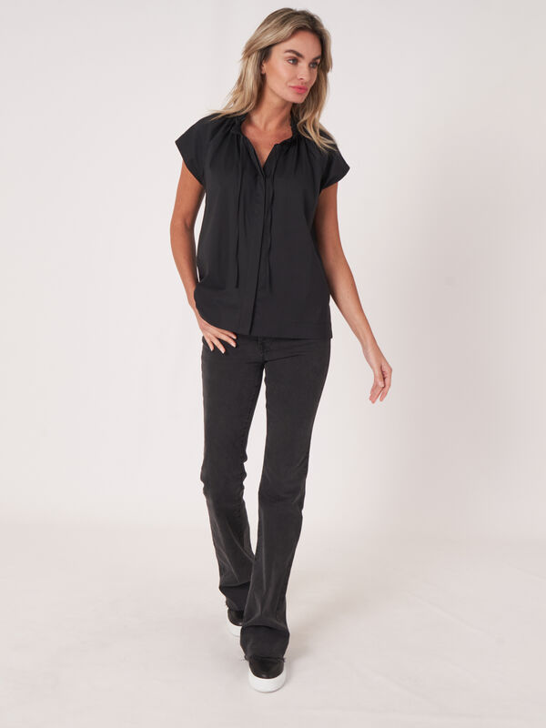 Chemisier à encolure froncée avec cordon de serrage image number 5