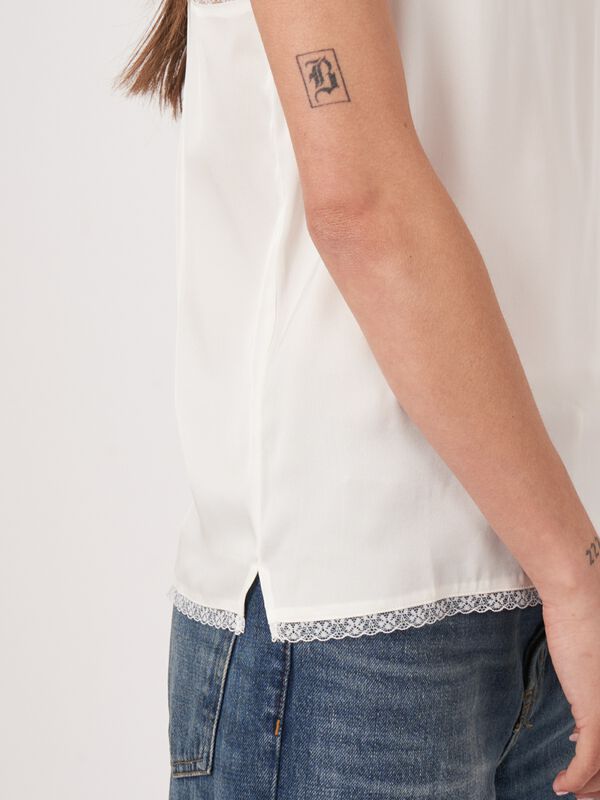 Seidentop mit Spitzendetails image number 2