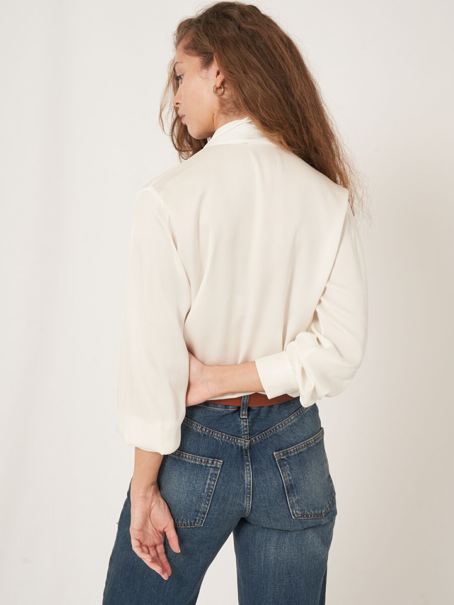 Zijden blouse met strikhals image number 1