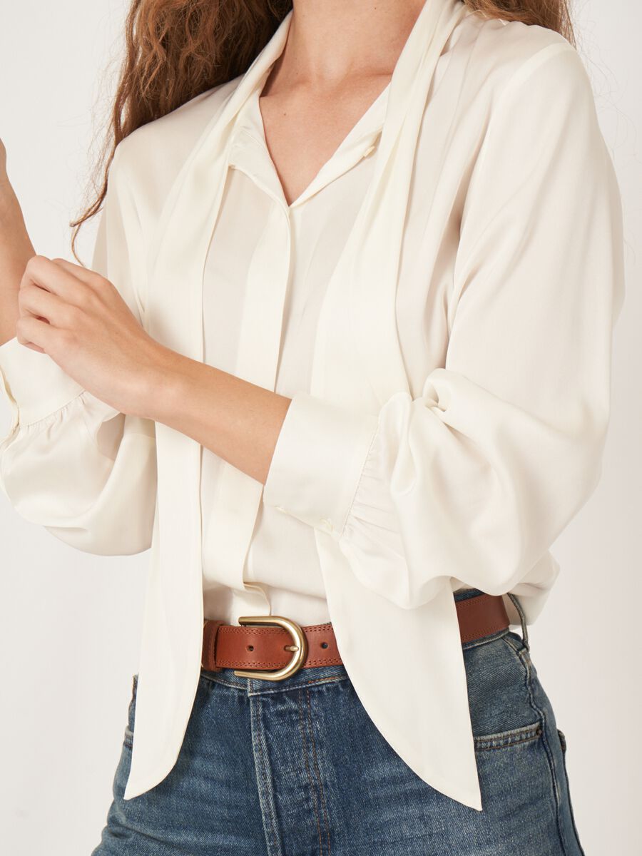 Zijden blouse met strikhals image number 2