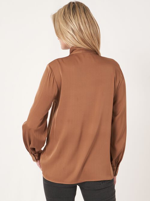 Blouse en soie à encolure à nouer
