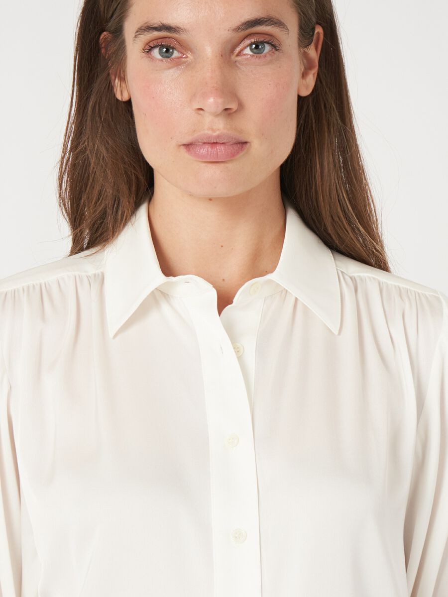 Losvallende overhemdblouse met pofmouwen image number 3