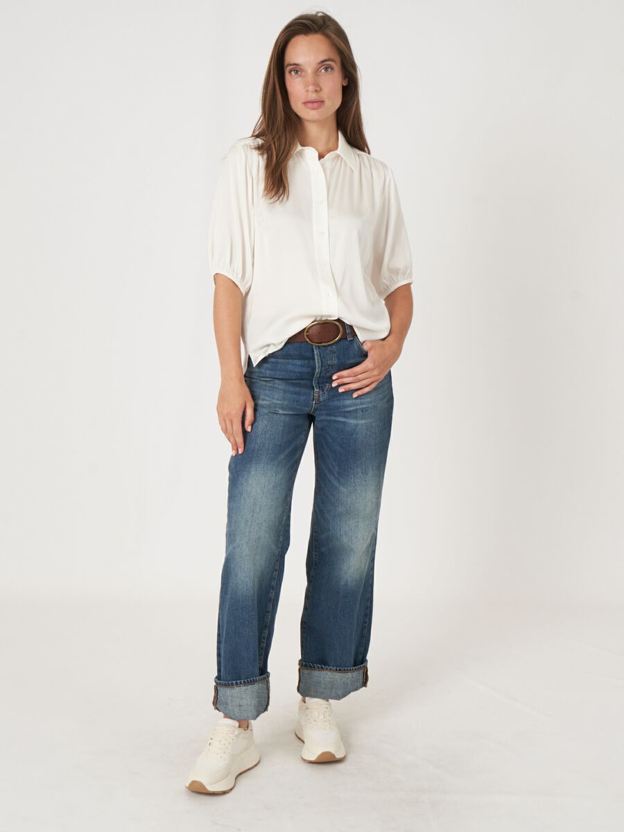 Losvallende overhemdblouse met pofmouwen image number 4