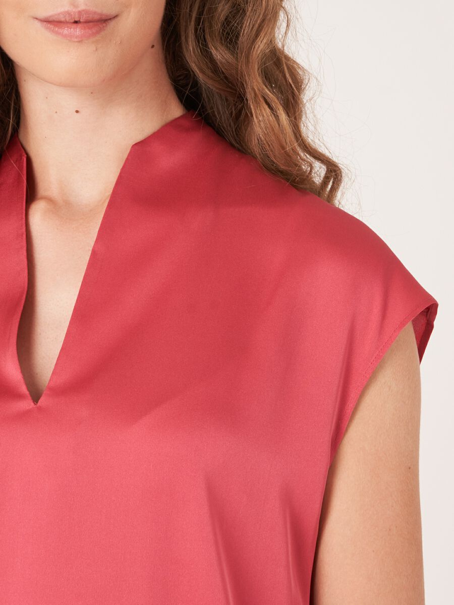 Top en soie sans manches avec encolure fendue image number 3