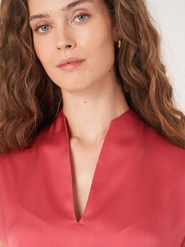 Mouwloze zijden top met hals met splitje image number 4