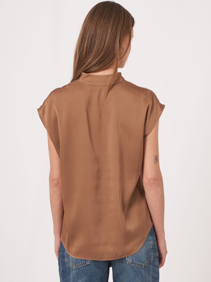 Mouwloze zijden top met hals met splitje image number 1