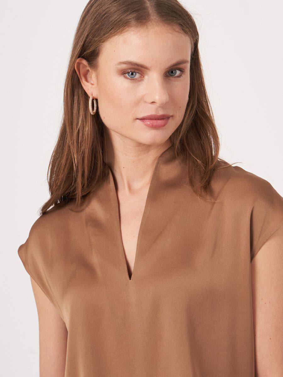 Mouwloze zijden top met hals met splitje image number 2